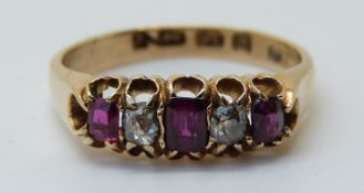 An 18ct gold Edwardian ring set with a diamond and rubies (size J)