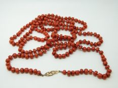 A coral necklace with 9ct gold clasp, 1.