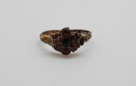 A Victorian 15ct gold ring set with garnets, 1.
