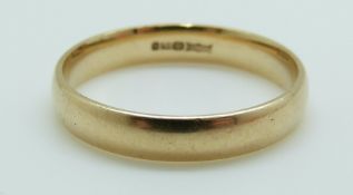A 9ct gold wedding band, size 3.