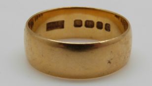 An 18ct gold wedding band, 5.