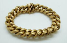 An 18ct gold curb link bracelet with textured detail, 57.