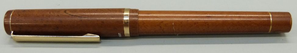 Pilot fountain pen with wood effect barrel and cap, gold plated fittings and F nib, 13.