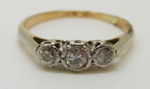An 18ct gold ring set with three diamonds in a platinum setting (size M)