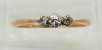 An 18ct gold ring set with three diamonds, 1.