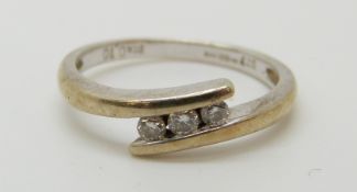 An 18ct white gold ring set with three diamonds, 1.