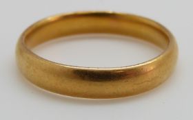 A 22ct gold wedding band/ ring, 4.