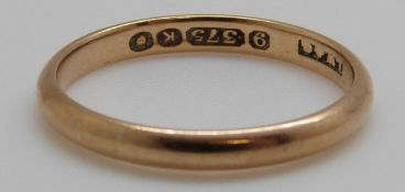 A 9ct gold wedding band, 1.