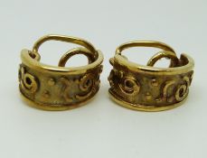 A pair of 9ct gold earrings with swirl decoration, 6.
