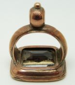 A yellow metal intaglio seal with a quartz crest