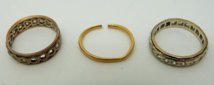 Two yellow metal rings set with paste and a yellow metal wedding band, 1.