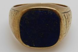 A 14k gold signet ring set with lapis lazuli, 7.