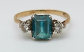 An 18ct gold ring set with an emerald cut blue topaz and two diamonds (size K)