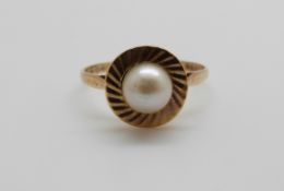 A 9ct gold ring set with a cultured pearl, 2.