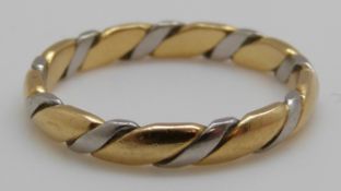 An 18ct bi-coloured ring, 3.