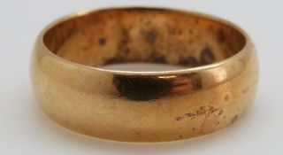 An 18ct gold wedding band/ring, 10.