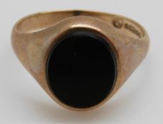 A 9ct gold signet ring set with black onyx, 3.