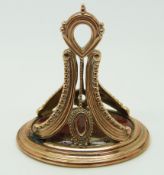 A Victorian yellow metal seal/ intaglio with a carved agate crest