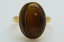 A 22ct gold ring set with tiger's eye (size L)