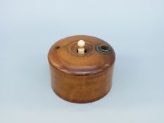 A 19thC turned treen surprise roulette wheel with revolving wheel and entry hole for the ball, H6cm,