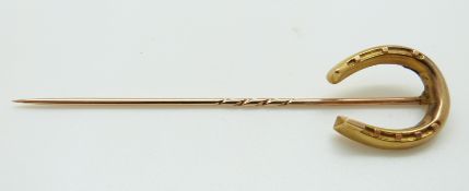 An Edwardian 15ct gold stick pin in the form of a horseshoe, 8.5cm, 3.