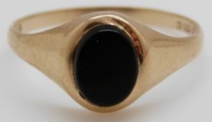 A 9ct gold ring set with onyx, 1.
