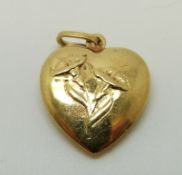 An 18ct gold heart pendant with embossed flower decoration, 1.