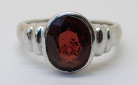 A 9ct white gold ring set with a garnet (size N)