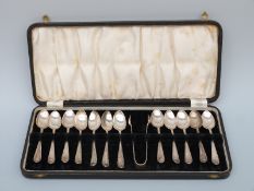 A cased set of 12 George V hallmarked silver teaspoons and tongs, Sheffield 1931/2,