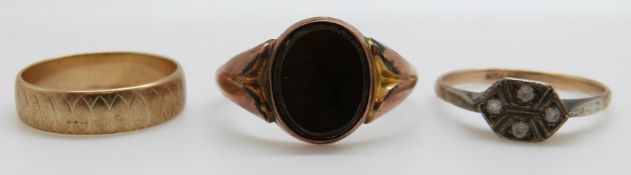 A 9ct gold wedding ring, a yellow metal signet ring and a 9ct gold and silver ring, 7.