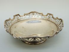 An Edward VII hallmarked silver pedestal dish with pierced rim, London 1909, maker Reid & Sons,