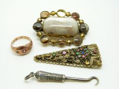 A Victorian 9ct gold ring, an agate brooch,