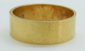 An 18ct gold wedding band, 8.