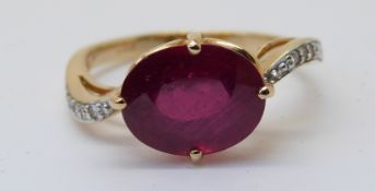 An 18ct gold ring set with a synthetic ruby and diamonds (size N)