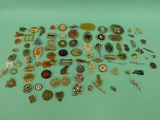 A collection of costume jewellery brooches to include thistle, vintage paste,