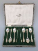 A cased set of six Walker & Hall hallmarked silver teaspoons and tongs, Sheffield 1944,