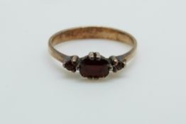 A Victorian ring set with garnets, 1.