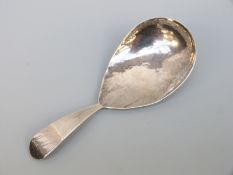 A George IV hallmarked silver tea caddy spoon with hammered decoration, London 1824,