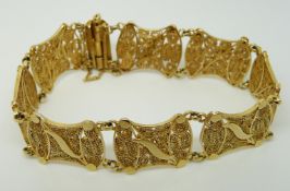 A yellow metal filigree bracelet, 28.