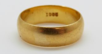 A 22ct gold wedding band, 6.