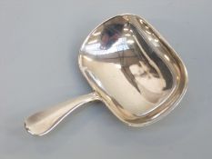 An Edward VII hallmarked silver tea caddy spoon of broad shovel form and rat tail design,