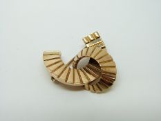 A 9ct gold brooch in a knotted design, 12.