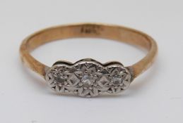 An 18ct gold ring set with three diamonds in a platinum setting, 1.