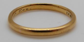 A 22ct gold wedding band, 2.
