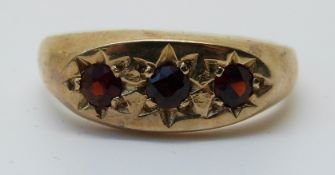 A 9ct gold ring set with three garnets (size V)