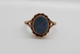 A 9ct gold ring set with an opal doublet (size O)