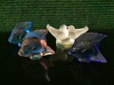 Four Lalique glass ornaments - Bird group and three fish