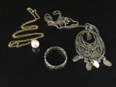 A 9ct gold and pearl necklace,