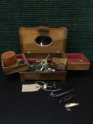 A trinket box of 9ct gold cameo bar brooch, gilt ring, assorted keys, pens knives,