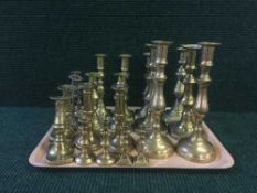 A tray of collection of brass candlesticks